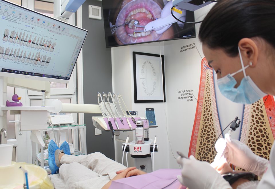 Florida Probe periodontal chart on screen during probing
